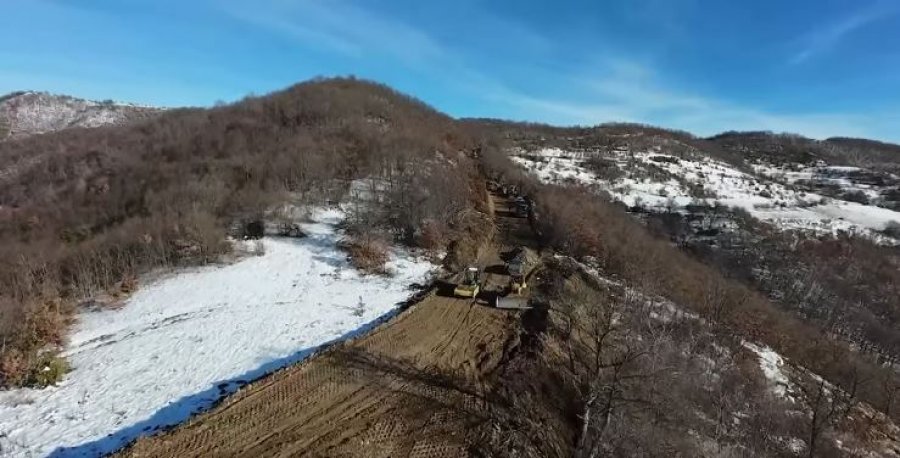 Xhelal Sveçla me video nga veriu: Po mbyllim rrugët e kontrabandës, po hapim shtigje të sigurisë
