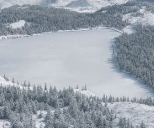Rama publikon fotografi nga Lura e mbuluar me borë
