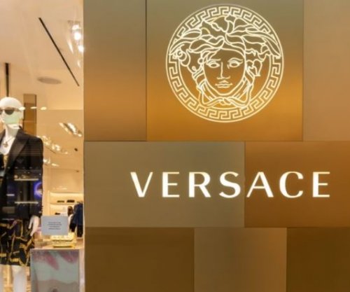 Pas muajsh negociatash, Prada finalizon blerjen e Versace-s