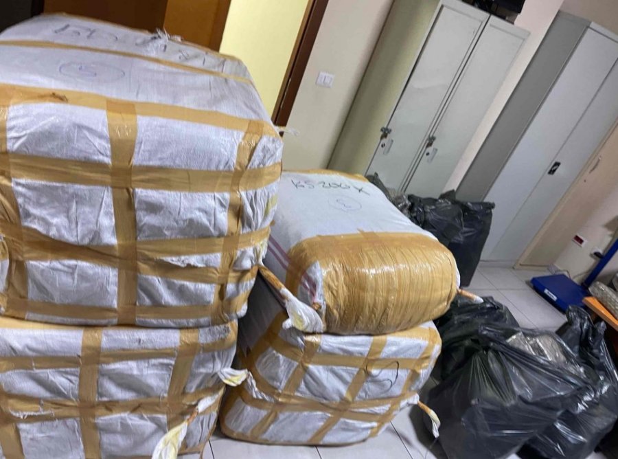 Ndalohen rreth 900 artikuj të padeklaruar në Vërmicë