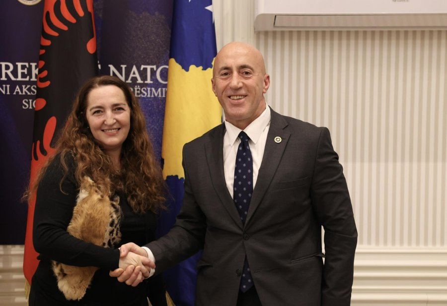 vajza-e-hoxhe-idriz-kakrrukit-i-bashkohet-aak-se-haradinaj-rrugetimi-i-vlerave-vazhdon-me-esmehanen