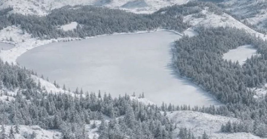 Rama publikon fotografi nga Lura e mbuluar me borë