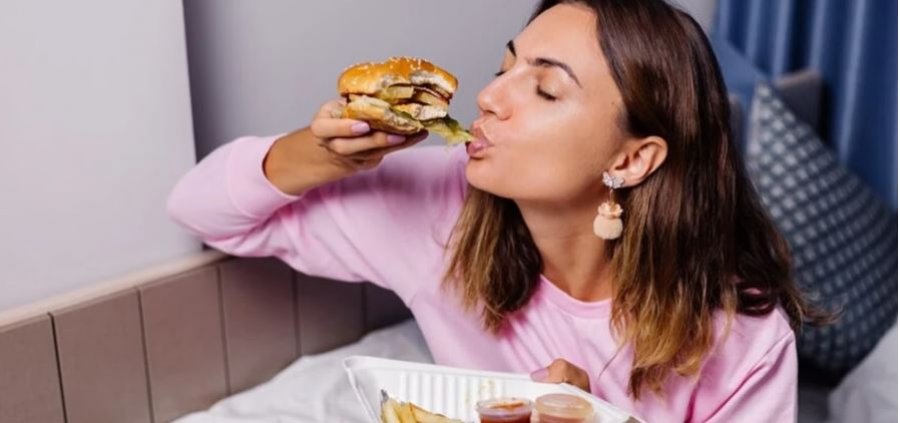 Pse stresi na shtyn drejt ushqimit të yndyrshëm?