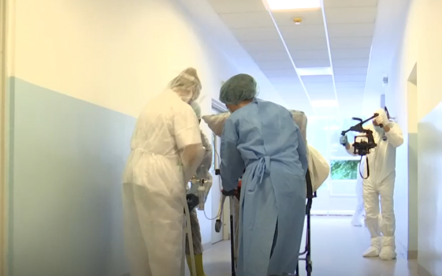 “Mjerimi” në Klinika të QKUK-së: Pllaka vetëm sa s’i ka rënë pacientit fëmijë [video]