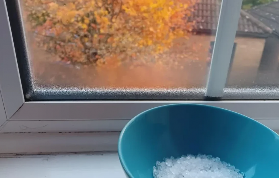 Kripa në dritare, zgjidhja e thjeshtë për të luftuar lagështinë gjatë dimrit