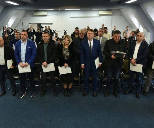 Kryetari Dragisha Miloviç dhe asamblistët e Zveçanit jepin betimin