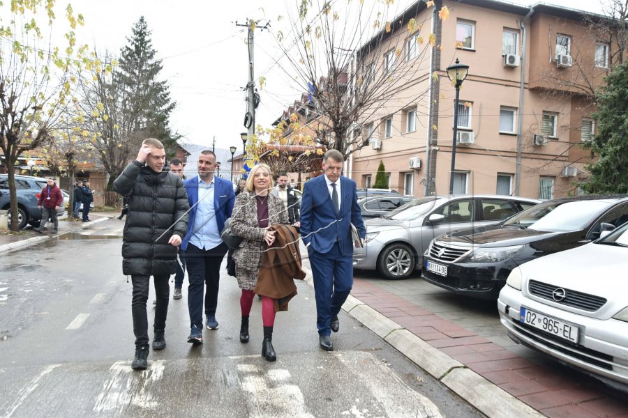 Ish-kryetari i Zveçanit Ilir Peci thotë se u provokua nga Miloviqi gjatë një takimi të shkurtër