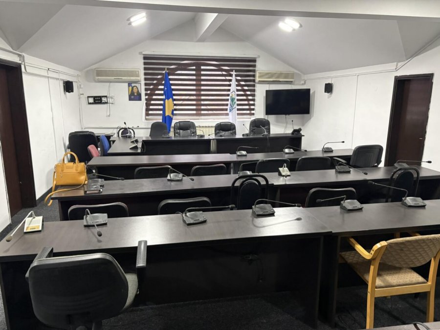Simbolet dhe flamuri i Kosovës në Kuvendin Komunal të Mitrovicës Veriore  ku do të betohet kryetari i ri