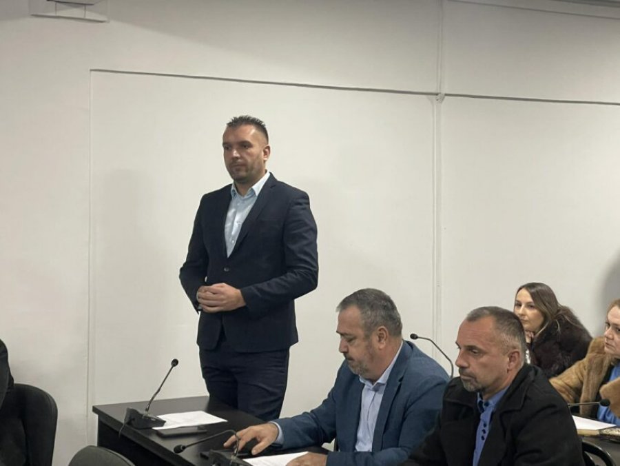 Betohet edhe kryetari i Zubin Potokut  Millosh Peroviq