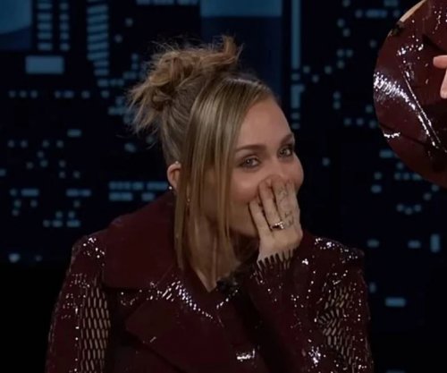 Miley Cyrus tregon se i fejuari i saj e bleu unazën e fejesës me zbritje të 'Black Friday' [video]