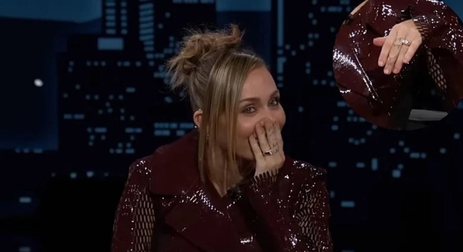 Miley Cyrus tregon se i fejuari i saj e bleu unazën e fejesës me zbritje të 'Black Friday' [video]