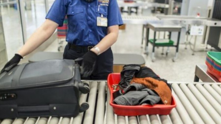 nga-8-dhjetori-aeroporti-i-cyrihut-lejon-pjeserisht-lengjet-ne-bagazhin-e-dores