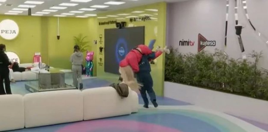 momente-qesharake-toney-kap-beniten-ne-krahe-dhe-vrapon-rreth-shtepise-video