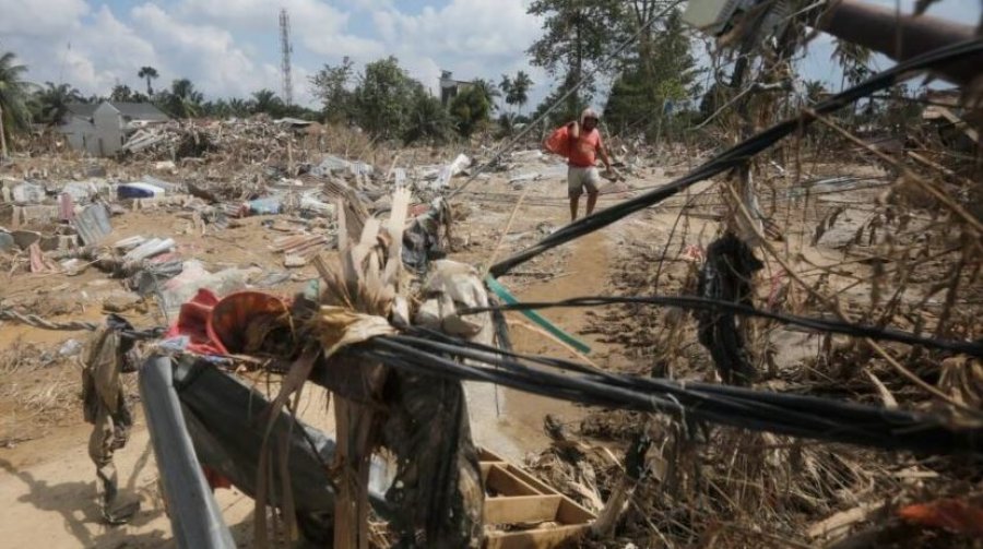 mbi-900-te-vdekur-nga-permbytjet-rreziku-i-urise-rritet-ne-zonat-e-izoluara-ne-indonezi