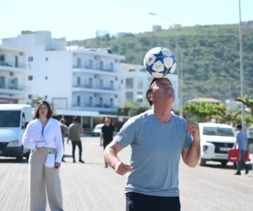 Moment historik në Himarë, Agim Agushi bëhet rekordmen botëror