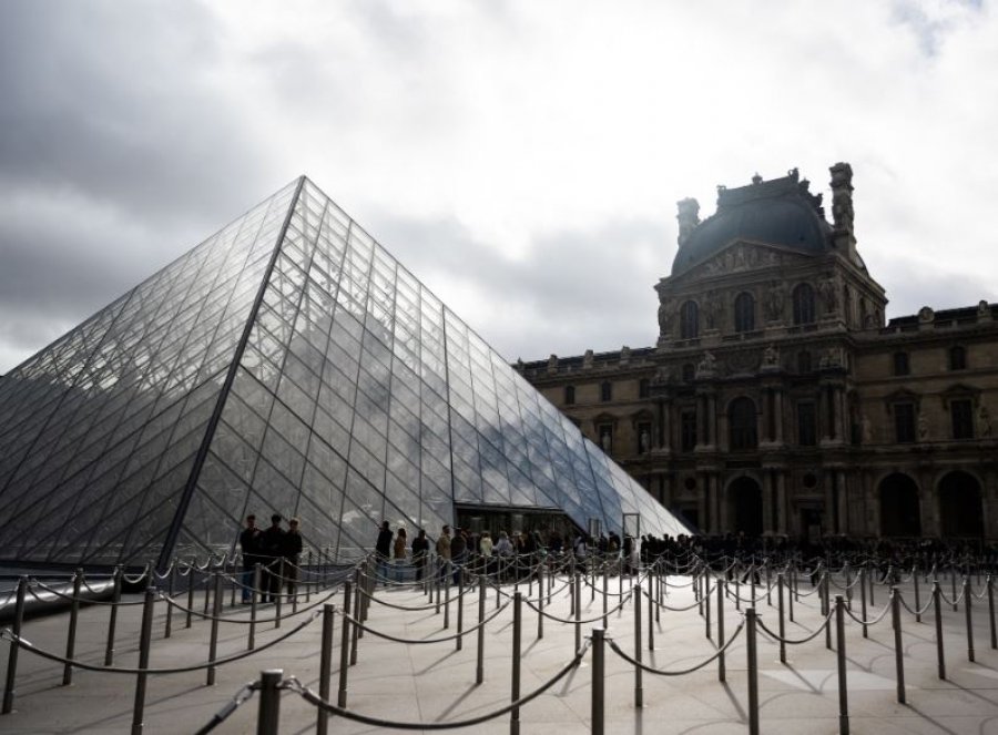 Nuk kanë fund telashet për Luvrin, rrjedhja e ujit dëmton me qindra vepra