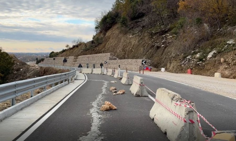 Shembet rruga e re Shëngjin Velipojë  rrëshqitja e dheut krijon probleme pranë fshatit Rrjoll