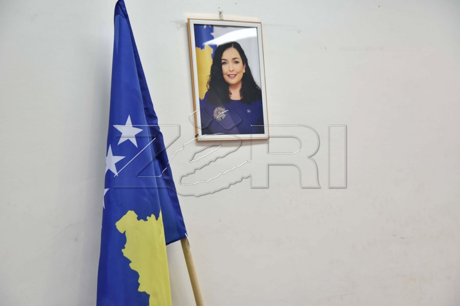  Krasniqi: Në komunat veriore janë të vendosur flamuri dhe fotografia e Presidentes në zyra