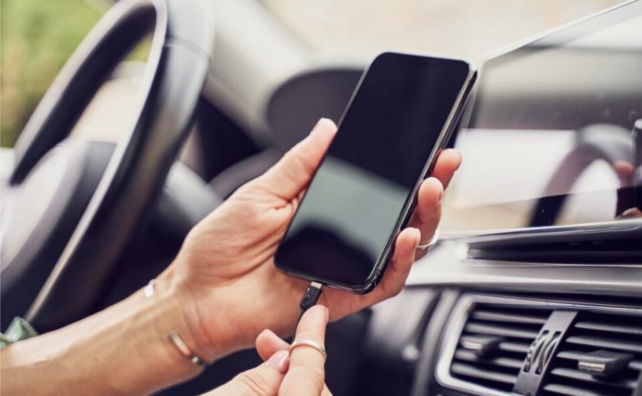 Arsyeja pse nuk duhet ta mbushni celularin në veturë