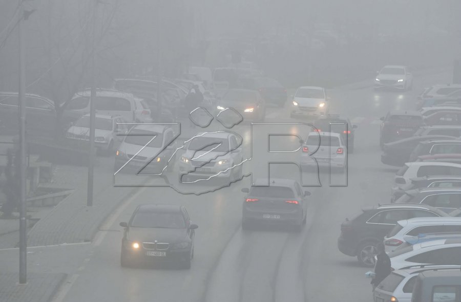 Ishte jashtë detyrës  por u kërkoi të kenë kujdes për shkak të mjegullës   rrihet një polic në Suharekë