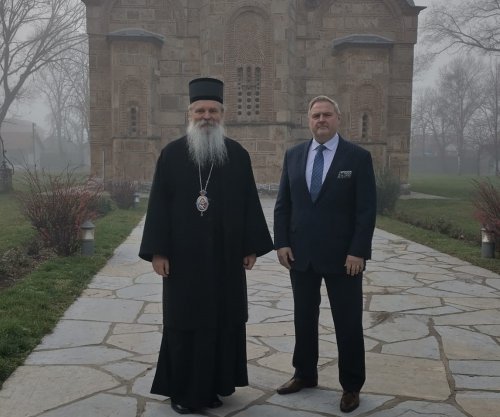 Terrasi takohet me Teodosijen: Ai luan rol kyç në nxitjen e integrimit midis 80.000 besimtarëve serbë