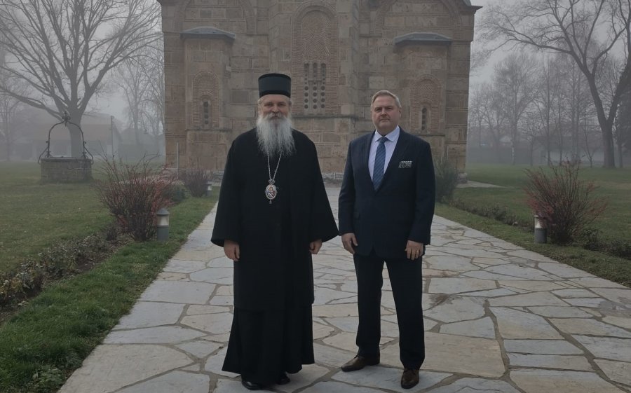 Terrasi takohet me Teodosijen: Ai luan rol kyç në nxitjen e integrimit midis 80.000 besimtarëve serbë