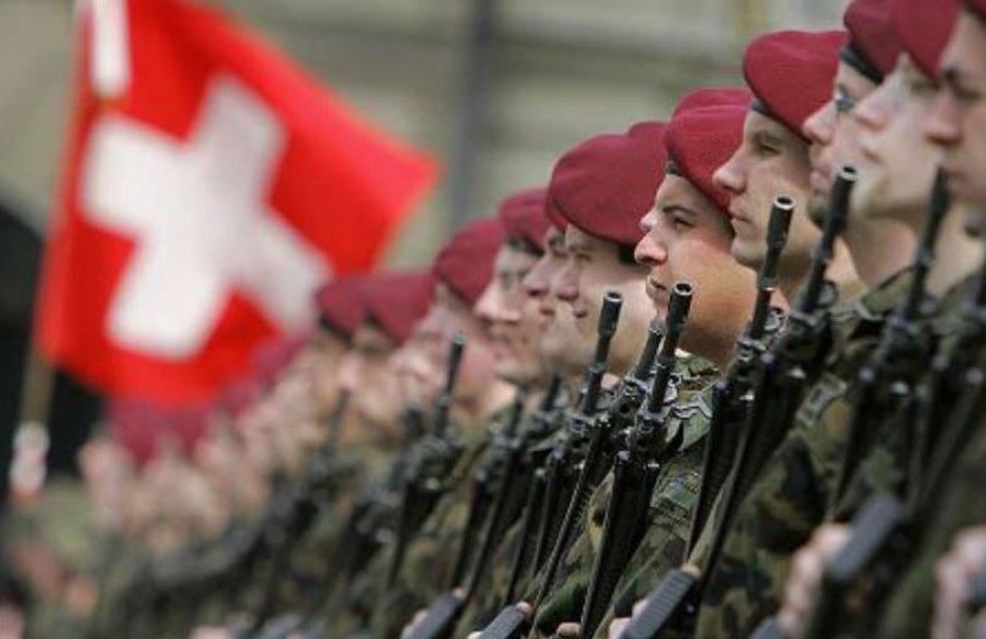 Qytetarët me shtetësi të dyfishtë franko-zvicerane nuk do të mund t’i shmangen më shërbimit ushtarak në Zvicër