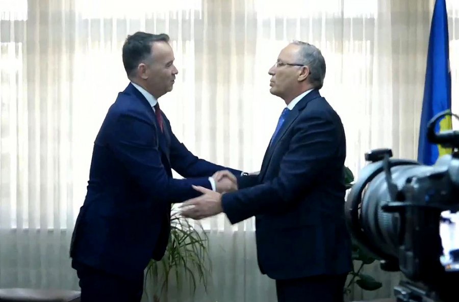 Hamza ia dorëzon Pecit pozitën e kryetarit  Gara politike ka përfunduar  do të kontribuoj kudo që jam  video 