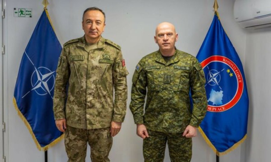 Komandanti i KFOR-it e pret në takim gjeneralin Jashari, flasin për sigurinë dhe rëndësinë e koordinimit të ngushtë