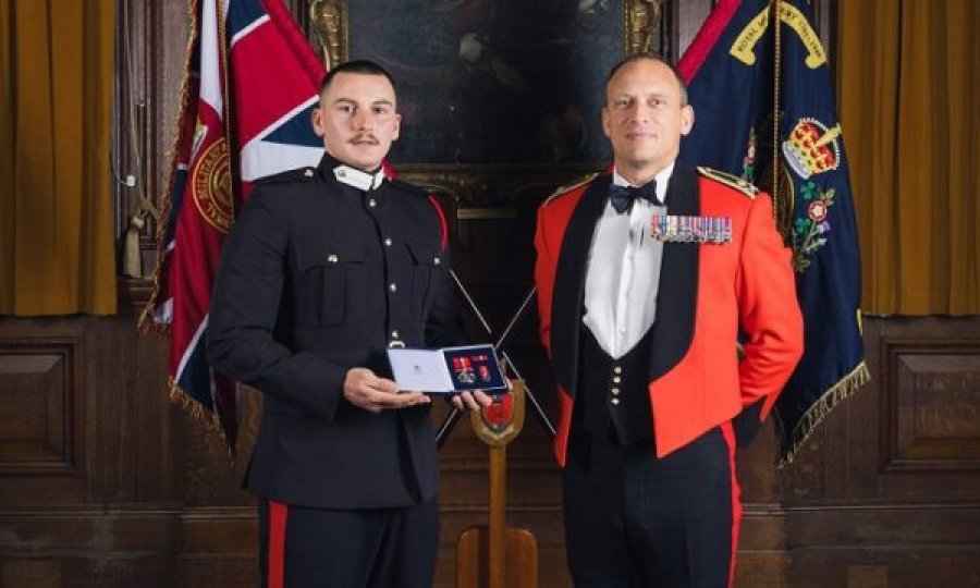 Kadeti Gent Dakaj përfundon me sukses trajnimin në Akademinë Mbretërore Ushtarake të Britanisë  nderohet me medalje