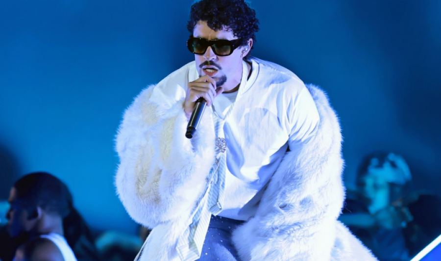 Bad Bunny rrëshqet dhe bie në skenë gjatë koncertit në Meksikë   turma vazhdon këngën pa u ndalur