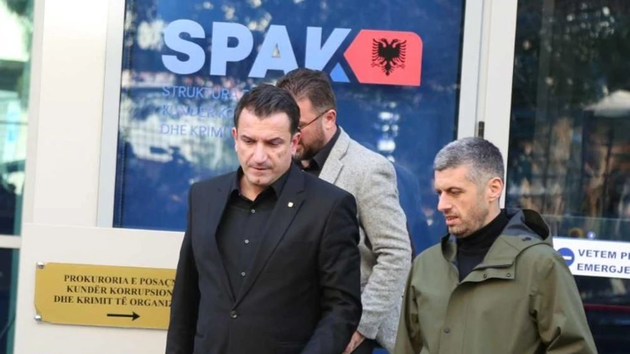 Shtyhet seanca, Veliaj: Standard i dyfishtë, Metës iu dha dosja mua jo