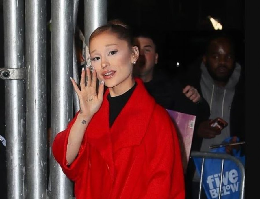 ariana-grande-shfaqet-me-pallto-te-kuqe-pas-kritikave-te-ashpra-per-peshen-e-saj-nga-megyn-kelly