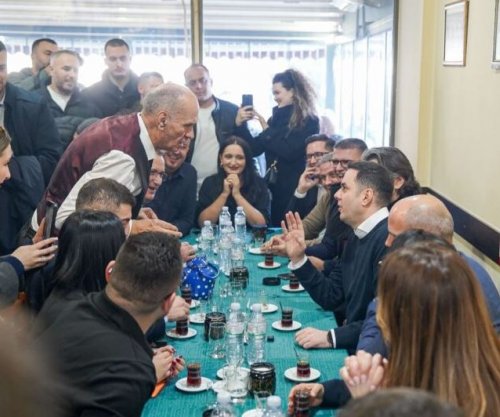 Abdixhiku e Rama shijojnë “çajin e llapit” në Podujevë