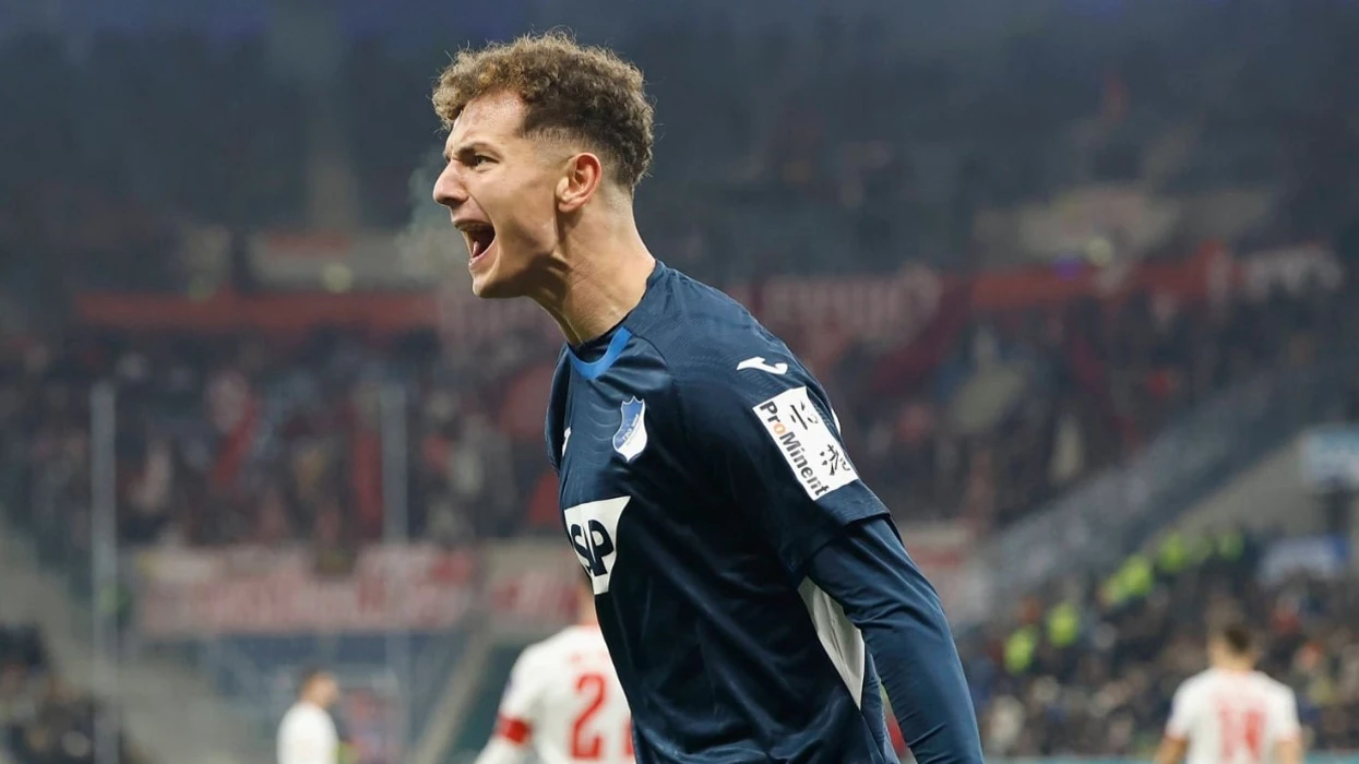 I jashtëzakonshmi Fisnik Asllani, shënon pesë minuta pas inkuadrimit ndaj Hamburgut