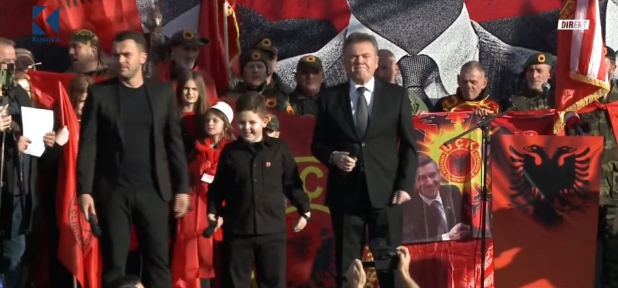 Ilir Shaqiri interpreton “Jam Shqiptar” me djalin dhe nipin në protestën në Shkup