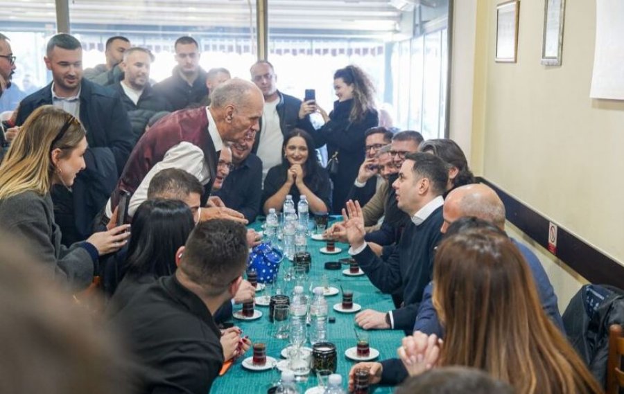 Abdixhiku e Rama shijojnë  çajin e llapit  në Podujevë