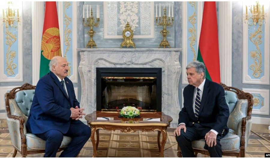 Bjellorusia liron fituesin e Nobelit dhe figura opozitare  pas takimit të Lukashenkos me të dërguarin amerikan