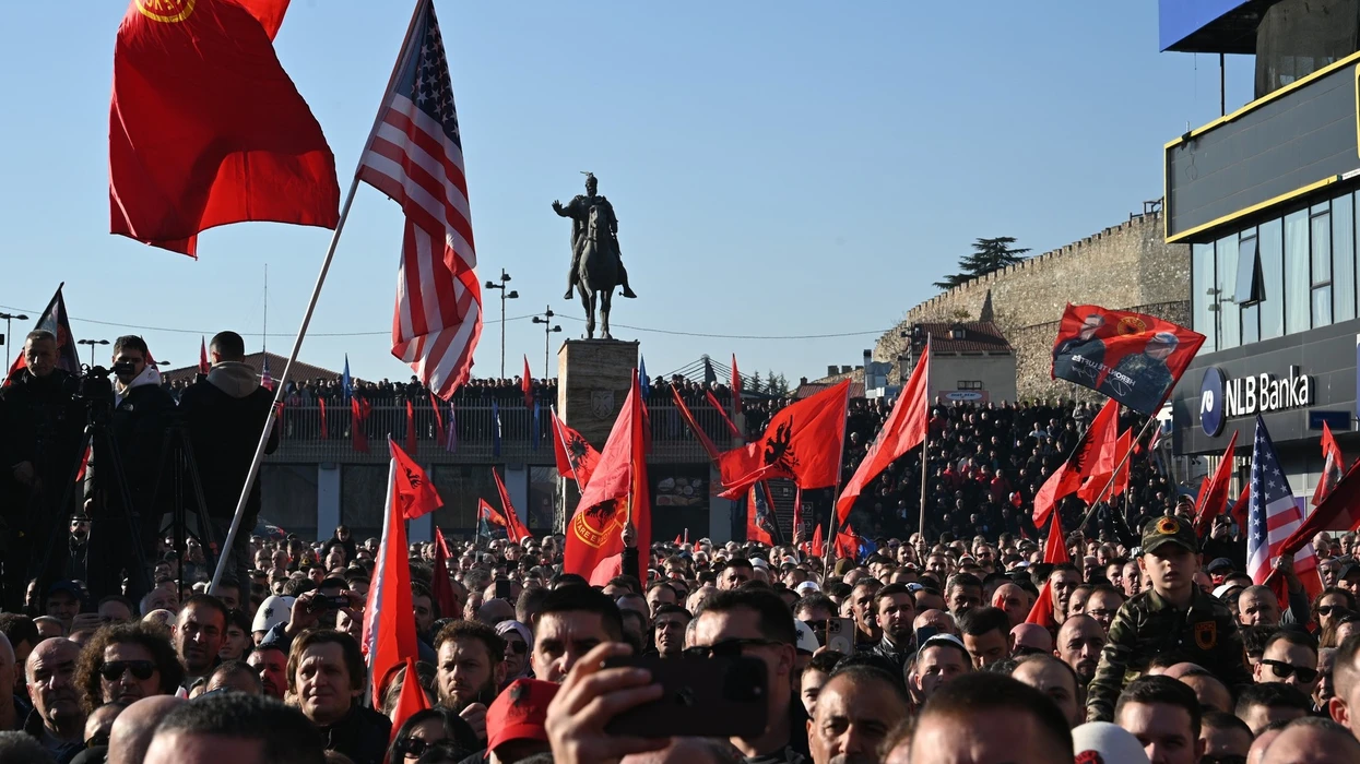 Mijëra shqiptarë në Shkup kërkojnë drejtësi për UÇK-në, reagime nga Kosova