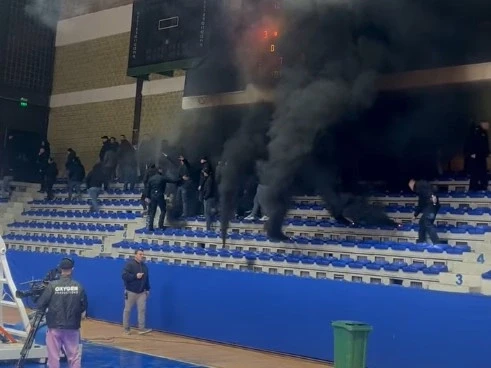 Tifozët e ndërpresin ndeshjen e Prishtinës