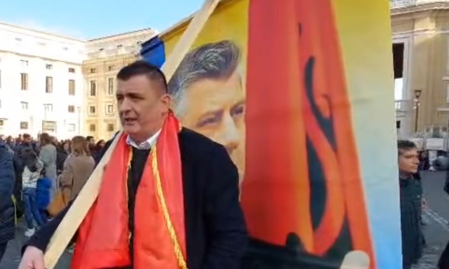 Kosovari bën pelegrinazh për Thaçin dhe UÇK në në meshën e shenjtë në Vatikan  video 