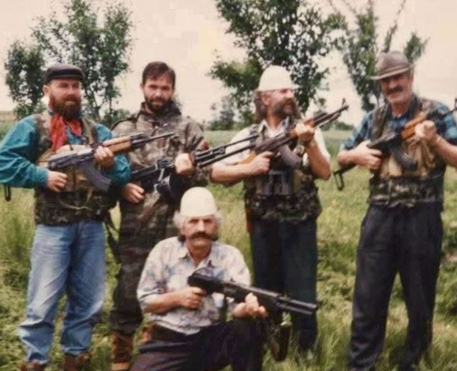 Me një fotografi të vjetër, djali i Hamëz Jasharit kujton rënien e Mujë Krasniqit dhe 41 bashkëluftëtarëve të tij