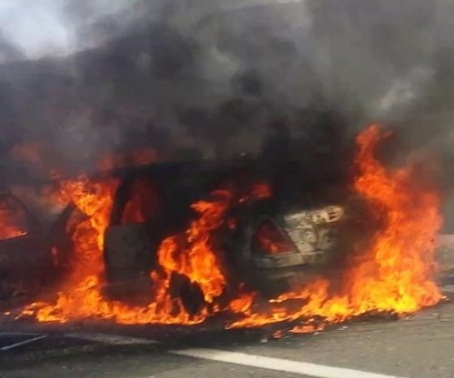 Merr flakë vetura në Vlorë, gjendet i djegur një person