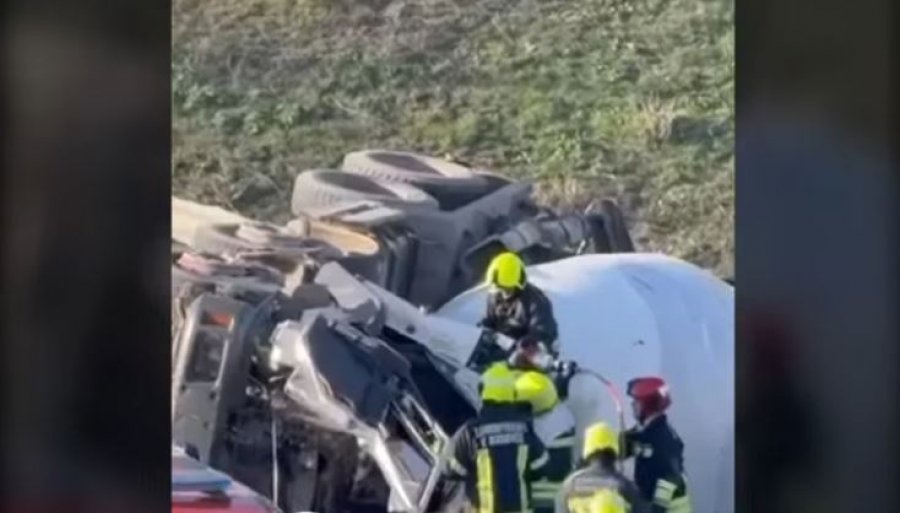 Aksident i rëndë në autostradë, rrokulliset një kamion [video]