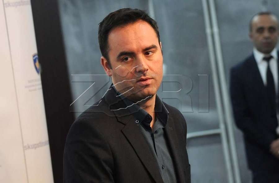  “Hera e parë që po e dëgjoj”, kështu përgjigjet Konjufca për këngën e Llalloshit për Kurtin