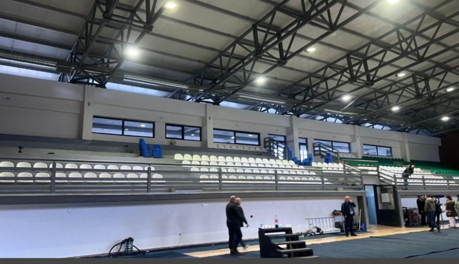 Pushteti i ri i Mitrovicës V. nis ndërrimin e karrigeve në sallën e sportit me ato të flamurit serb – ndërhyn policia