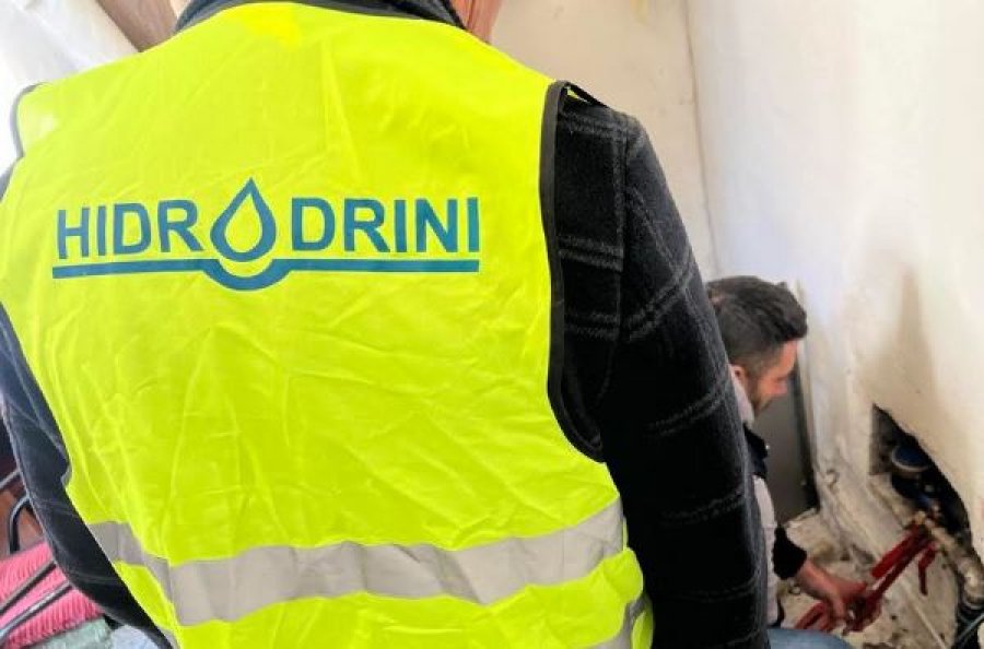  Mbi 100 punëtorë të “Hidrodrinit” në grevë, kërkojnë rritje pagash