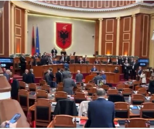 Përplasje të forta në Kuvendin e Shqipërisë, deputetët e opozitës zënë vendet e ministrave [video]