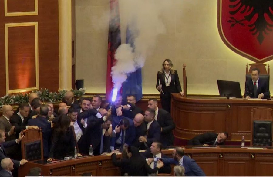 Përplasje të forta në Kuvendin e Shqipërisë, deputetët e opozitës zënë vendet e ministrave [video]