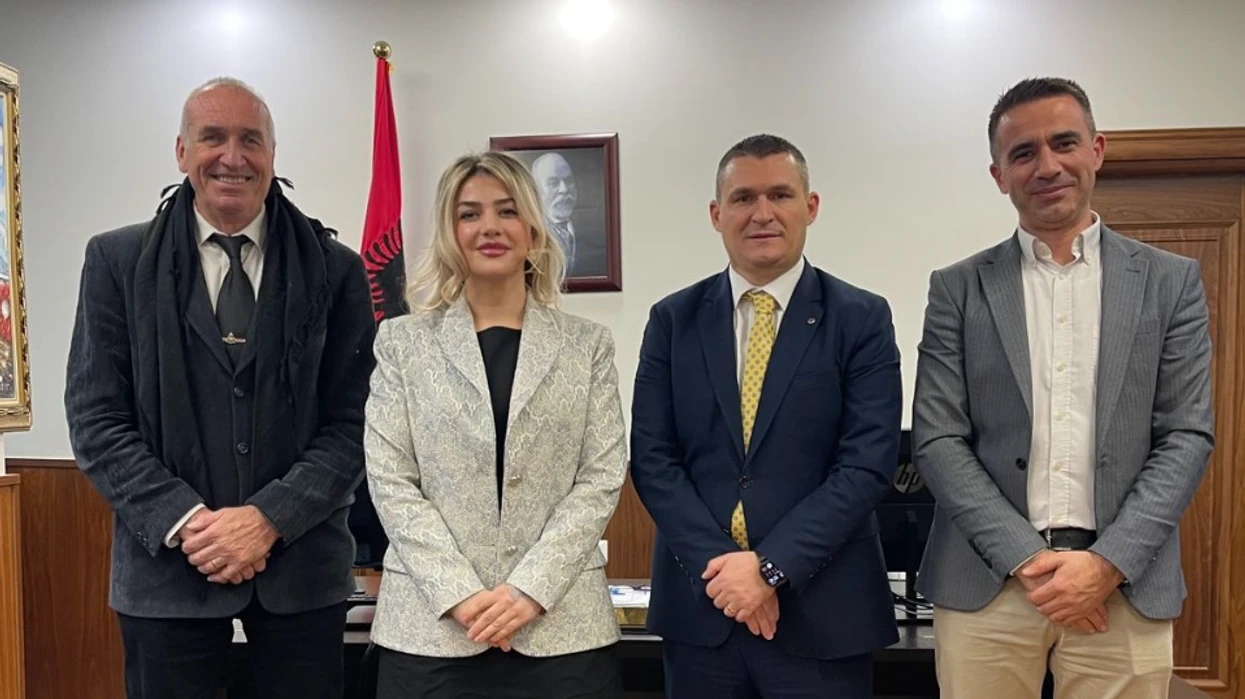 Ambasada e Britanisë në Kosovë pret ish-shefin e SPAK-ut, fokus te sundimi i ligjit dhe ekspertiza profesionale